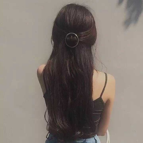 CLEARANCE!!!! Large Circle Hair Clip (Silver) - Picture 3 of 6